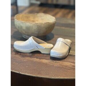 Bjork Beige Leather Swedish Clogs Size 40, New with Flaws, Wood Sole